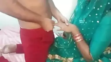 Desi Bhabhi - Nayi Naweli Bhabhi Ke Hatho Me Diya Lund