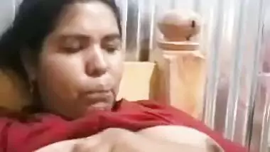 Unsatisfied Bangladeshi wife masturbating on cam