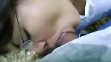 Indian teen girl sucks her loverâ€™s dick in the park