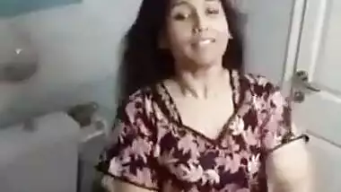 Desi cute girl show her boobs