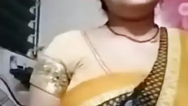 Sexy Desi XXX mom showing her big boobs and wet pussy on cam