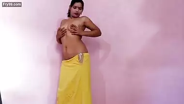 Youtuber Pinki Tiwari Saree Striping Pissing and Fingering