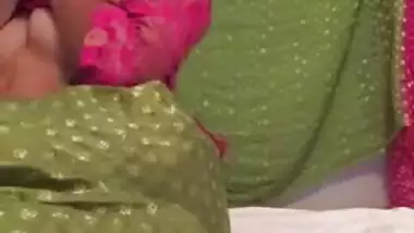 Punjabi whore tries her best masturbating in XXX video for Desi boys