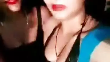 desi aunty showing cleavage during dancing