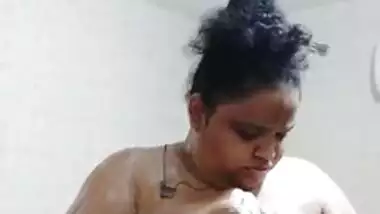 Chubby Indian Bhabhi Bathing