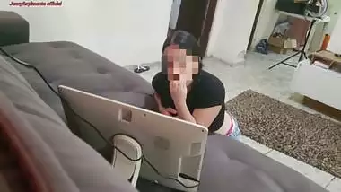 Garota indiana inocente é pega assistindo pornografia e é fodida pelo padrasto