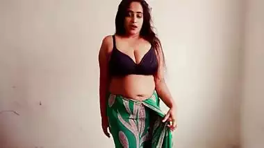 desi indian gujarat ki ladki ki boobs aur choot dekhi