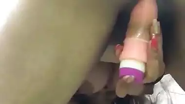 Indian nude MMS of a milf fucking her pussy with a dildo