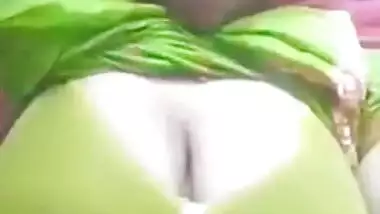 Desi Dehati wife showing off her amazing fat pussy on selfie cam