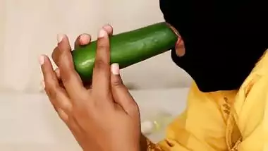 Vishadini Fuck With Cucumber / වීශාදිනි පොල් සයිස් පිපිඤා ගෙඩියක් බස්සනව හුත්තට