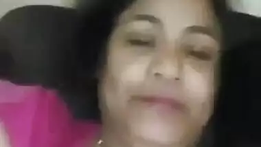 Desi bhabi showing her big boobs