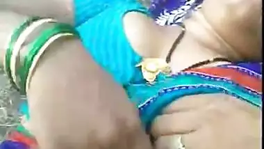 mature bhabhi in sky blue sari mms sex in open fields