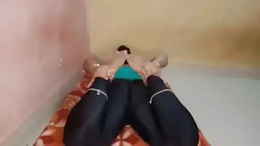 Indian stepmom doing hot yoga with get hard fucked with Hindi clear audio