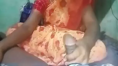 Desi Aunty Handjob In Hotal Room