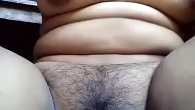 Tempting hot Indian pussy show MMS video