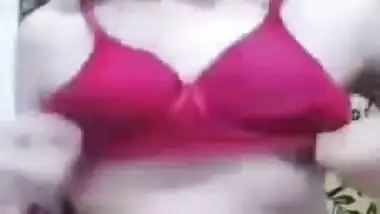 Kashmiri teen Desi girl pulls top up to expose boobs in XXX video