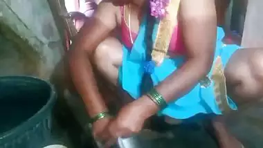 Indian sexy aunty plate cleaning video