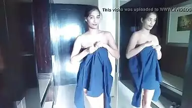 Topless Poonam Pandey teaching a new fashion