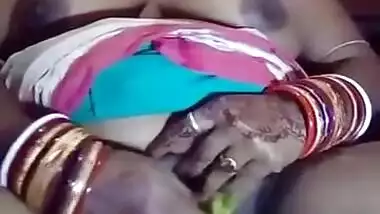 Local Desi Mami Masturbating Using Brinjal Inside Pussy