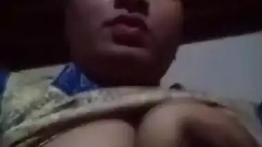 Today Exclusive- Bhabhi Play With Her Boobs