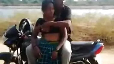 desi bitch having quickie by the road while friend