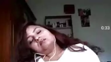 Chubby Bhabi Boobs Show Bathroom in Videocall