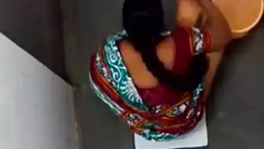 XXX girl pulls her sari up to piss and wash sex opening in the loo