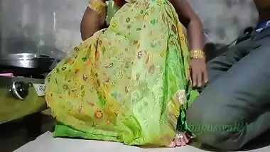 Desi Indian Bhabhi Ko Kitchen Me Pela