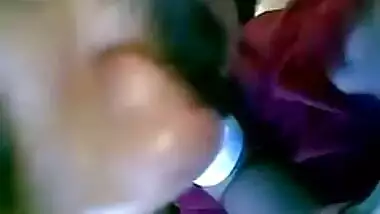 Desi Tante Fucking mit ihrem BF im Auto bj Spaß