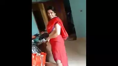 Indian nude aunty lying on the bed sucking a cock
