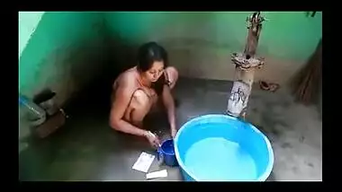 Desi village girl full bathing in bra panty n changing dress with audio