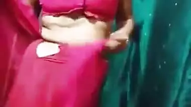 Desi Bhabhi STrip Her Saree and Showing Pussy