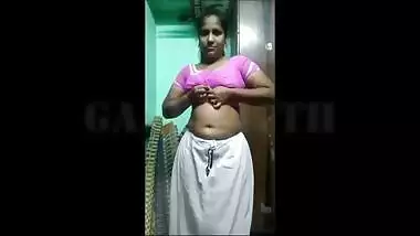 Tamil aunty gets naked during dress change