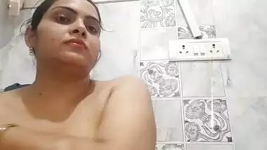Beautiful Bhabhi showing boobs in bathroom