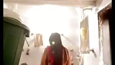Sexy Bhabhi Showing Boobs in Wet Saree
