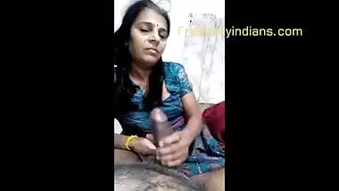 Indian sex of Aged bhabhi playing with paramours jock