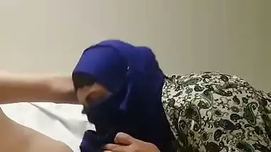 Hijab Housewife mad I cum in her mouth