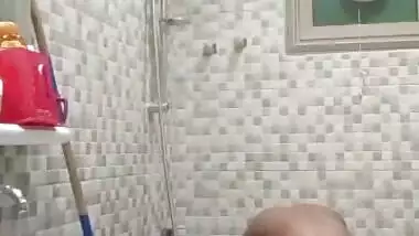 Plump desi aunty taking bath