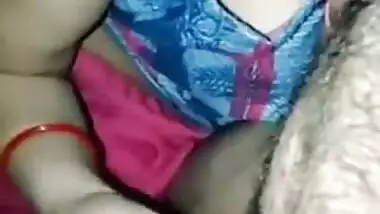 Sexy desi bhabhi handjobb and boobs press