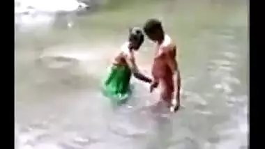 Desisex video of a young couple enjoying outdoor sex in a pond