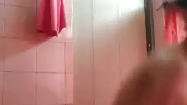 Nude XXX video of attractive Desi hottie taking a shower on cam